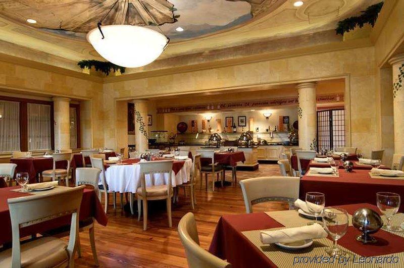 מלון נורקרוס Hilton Atlanta Northeast מסעדה תמונה